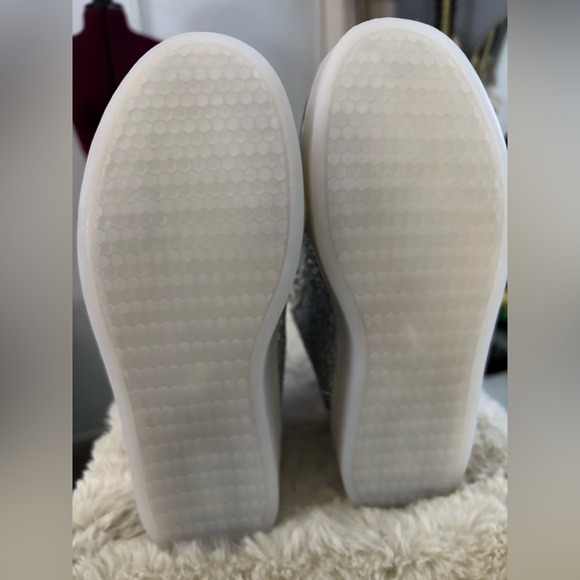 NWOT Silver Glitter High-Top Sneakers w/Gold Chain & 8 light variations, Size 4 - Picture 9 of 10